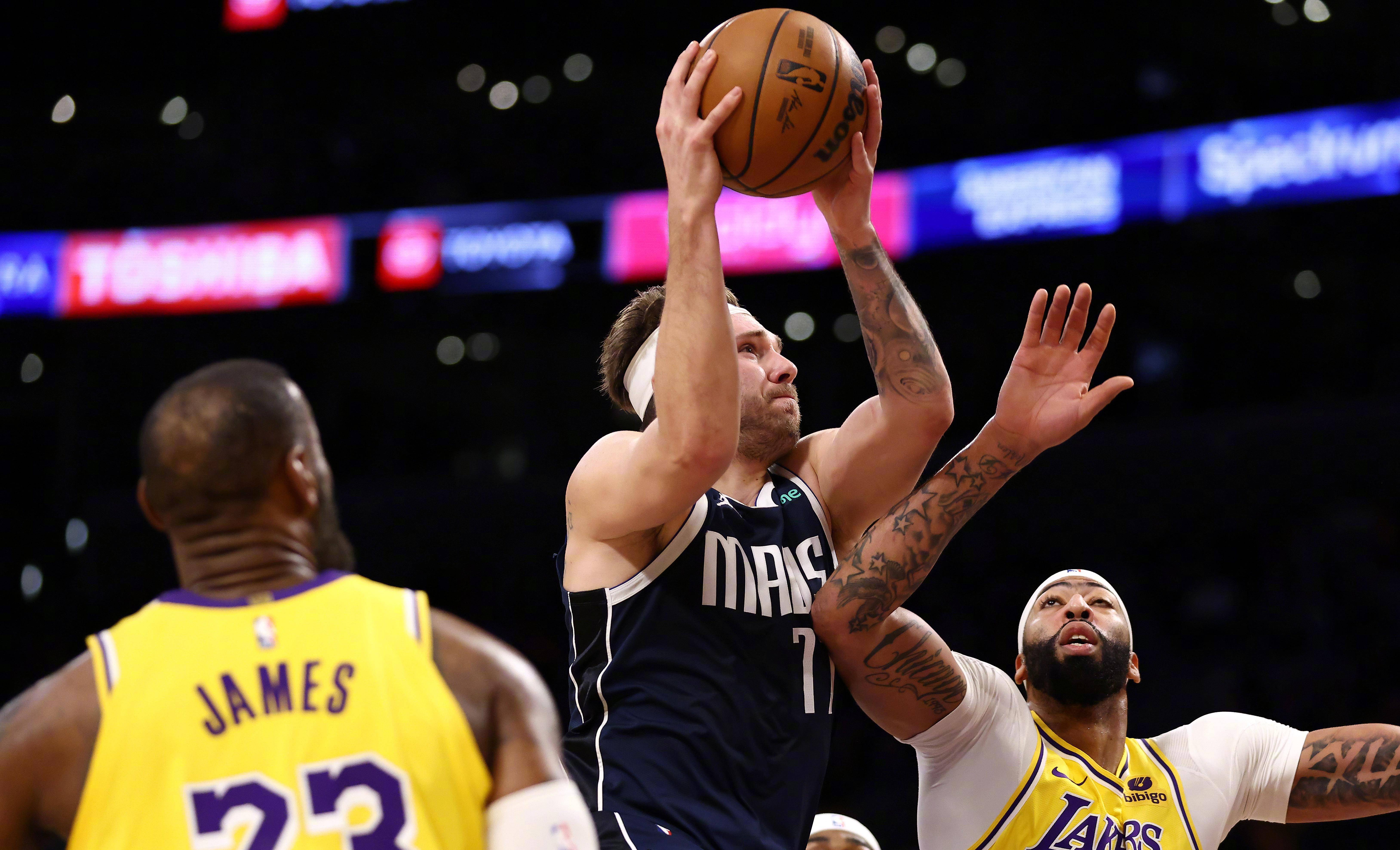 LEYU体育赛事直播詹姆斯在独行侠比赛中出色防守，绝杀引发热议！(詹姆斯在独行侠比赛中出色防守,绝杀引发热议的球员)